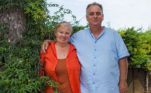 Une homme et une femme dans un jardin