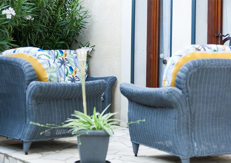 deux fauteuils de jardin extérieur